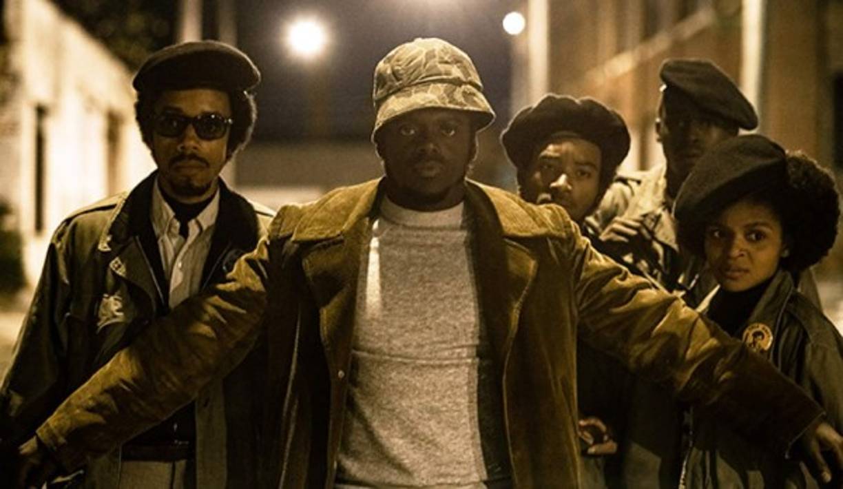 El asesinato del carismático activista Fred Hampton a manos del FBI en los años 60 sirve de arranque para un relato de 'black power' que ataca la violencia policial en EE.UU. y en el que sobresale el magnífico duelo interpretativo entre Daniel Kaluuya y Lakeith Stanfield.<br/>