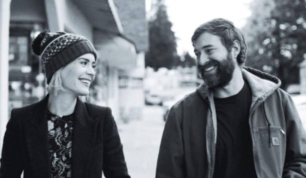 Blue Jay: Jim y Amanda se encuentran por casualidad en su pueblo natal de Crestline en California después de veinte años sin verse. Él está allí porque su madre ha fallecido y tiene que poner su casa a la venta; ella está visitando a su hermana porque está embarazada. Los dos tienen muchas cosas que contar así que deciden ir a una cafetería para ponerse al día. A pesar de haber seguido caminos distintos, vuelven a conectar como si nada hubiera cambiado. Cuando llegan a la que fue la casa de Jim, la ex pareja se ve transportada al pasado y a los increíbles momentos que vivieron juntos.