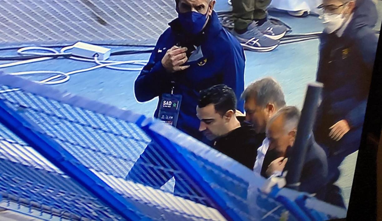 Laporta y Xavi de camino el vestuario tras el final del partido. En un momento el presidente del Barcelona le dijo al entrenador: “Fuerza”.