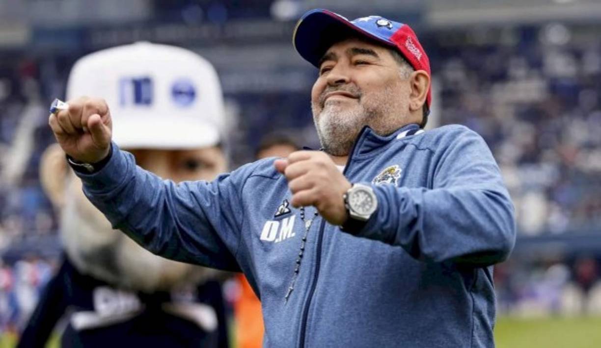 Son 200 elementos que van desde obsequios de los jeques árabes, indumentarias de Diego, pelotas de colores, hasta un galardón de platino que la FIFA le entregó. Cuando el '10' dejó definitivamente Dubái (tras el Mundial de Rusia 2018), su círculo íntimo realizó un inventario de todo lo que quedó en Emiratos Árabes. Se llevó a cabo la mudanza de los objetos, a bordo de un contenedor.