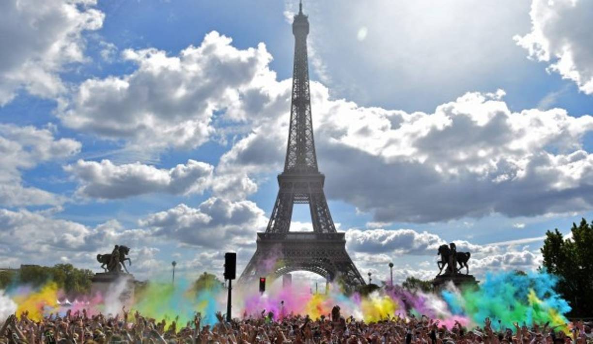 En París, miles de personas participaron en el Color Run, la carrera más colorida del año.