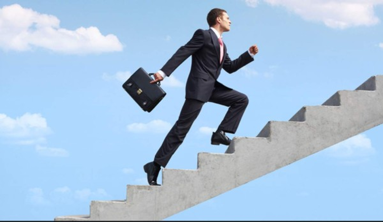 Si elegiste el símbolo 5: Las cosas están avanzando rápidamente y es hora de establecer nuevas metas e intenciones. La vida se ha estado moviendo a un ritmo acelerado, y parece que las cosas finalmente están ganando impulso. ¡Qué momento perfecto para establecer algunas metas nuevas para este nuevo capítulo de tu vida!<br/><br/>Comienza por ir hacia adentro y trabajar en lo que tu corazón desea realmente.