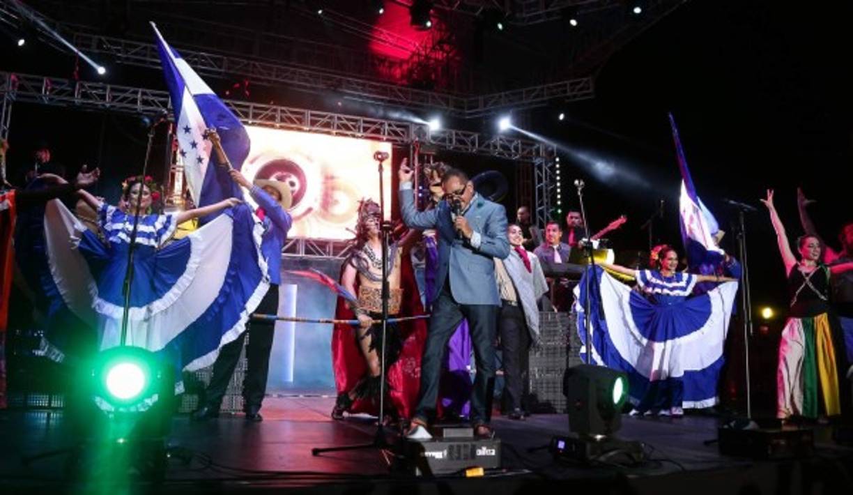 La Bandera Nacional en el escenario para el homenaje al cantante hondureño Jorge Gómez. Fotos: Yoseph Amaya