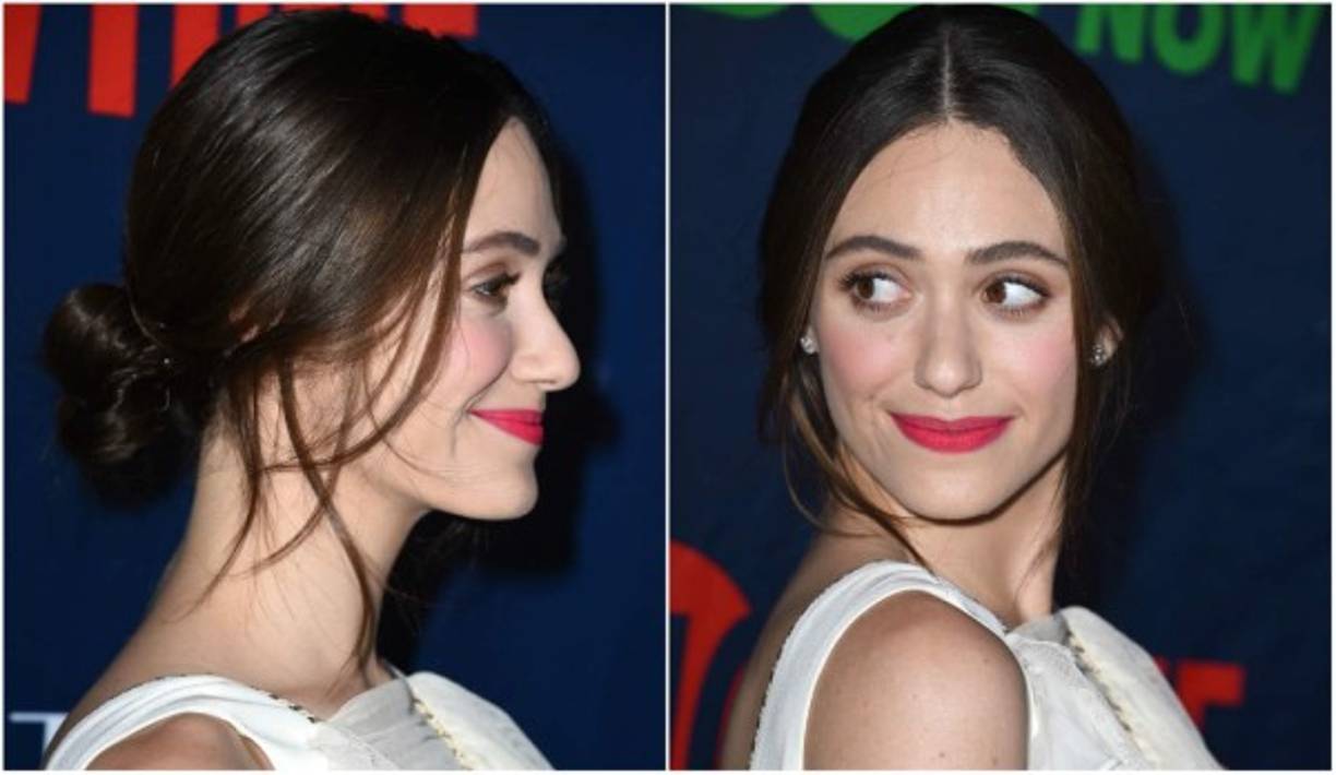 Para disfrutar de una salida informal nada mejor que recogerte el cabello en un moño suelto bajo y dejar unos mechones sueltos, así como lo luce la estrella Emmy Rossum.