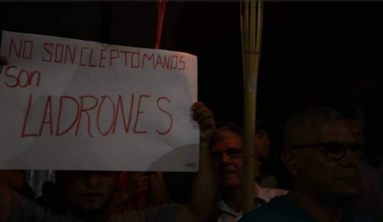 Pancartas como estas se leyeron durante el recorrido que hicieron los manifestantes en el bulevar Fuerzas Armandas, uno de los más transitados en Tegucigalpa.