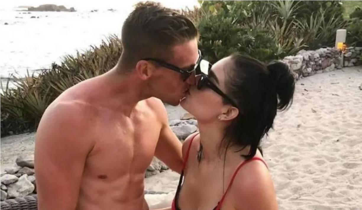 El meta charrúa llegó a México en 2018 para jugar con el Puebla. Durante su etapa en la Angelópolis comenzó a salir con Paola Salcedo y producto de esta relación nació Luka Vikonis Salcedo. Posteriormente terminaron su noviazgo y el pequeño vivía con su madre.