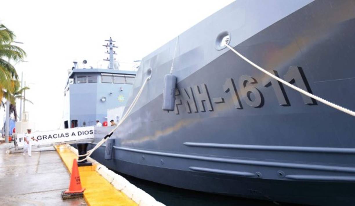 El barco navega en alta mar con 16 tripulantes hondureños y 11 colombianos.