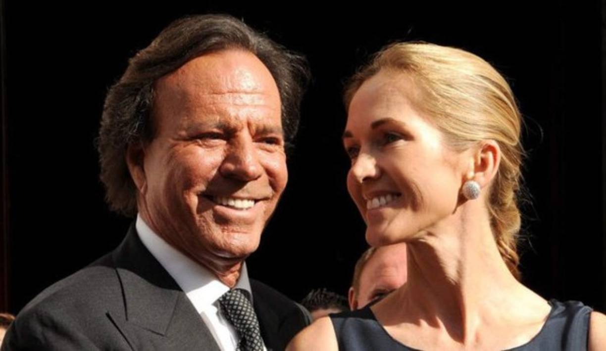 El cantante español Julio Iglesias tiene 73 años, su esposa Miranda Rijnsburger tiene 51 años.