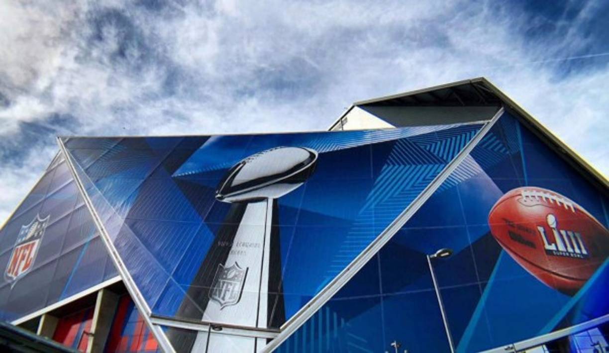 Cuenta con 4000 páneles solares para alimentar más de nueve juegos de los Falcons o 13 del Atlanta United. También reutiliza el agua de lluvia para sus instalaciones. Es un estadio ecológico.