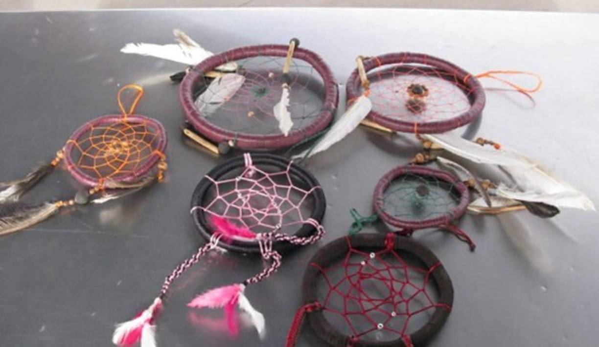 La carga más extraña confiscada en el 2016, afirmada por los propios agentes fronterizos, fue el hallazgo de seis adornos indígenas conocidos como Atrapasueños. Fabricados originalmente con madera, fueron confiscados en la frontera con Nuevo México y contenían metanfetamina líquida.