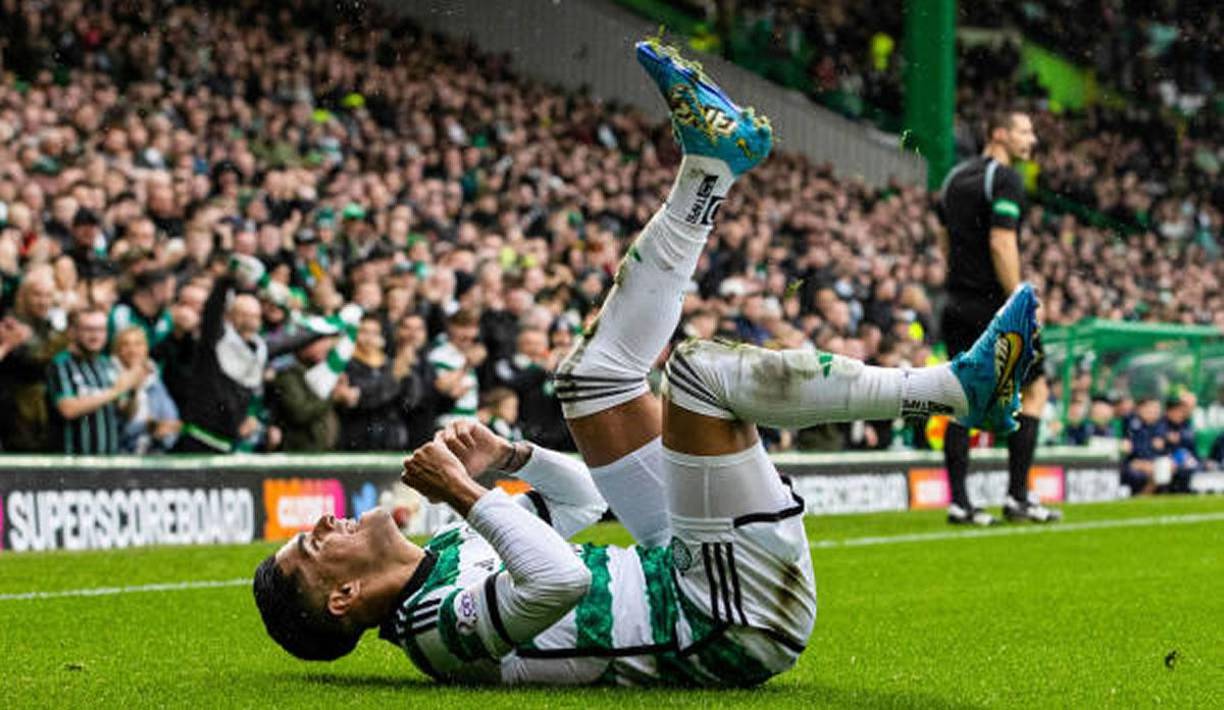 “Patas arribas”, así quedó Luis Palma en el suelo durante la celebración de su golazo con el Celtic.