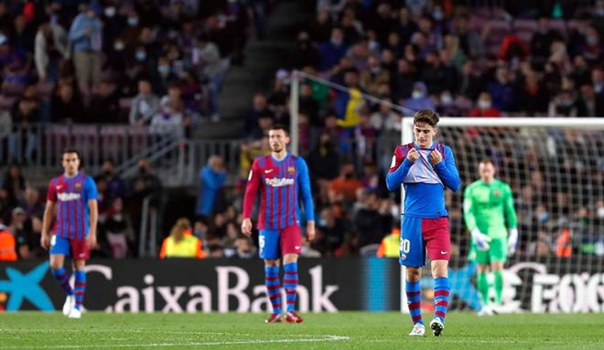 Las caras desencajadas de los jugadores del Barcelona tras el gol del Cádiz.