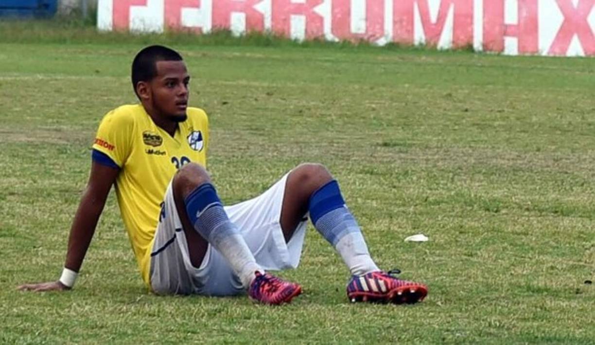 El jugador Ever Merlo se lamenta al final del partido.