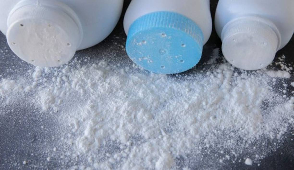 Los polvos de talco tienen la virtud de absorber humedades, puedes usar un poco en cada zapato y dejarlos así toda la noche, o también puedes aplicarte en la planta del pie para eliminar la sudoración.