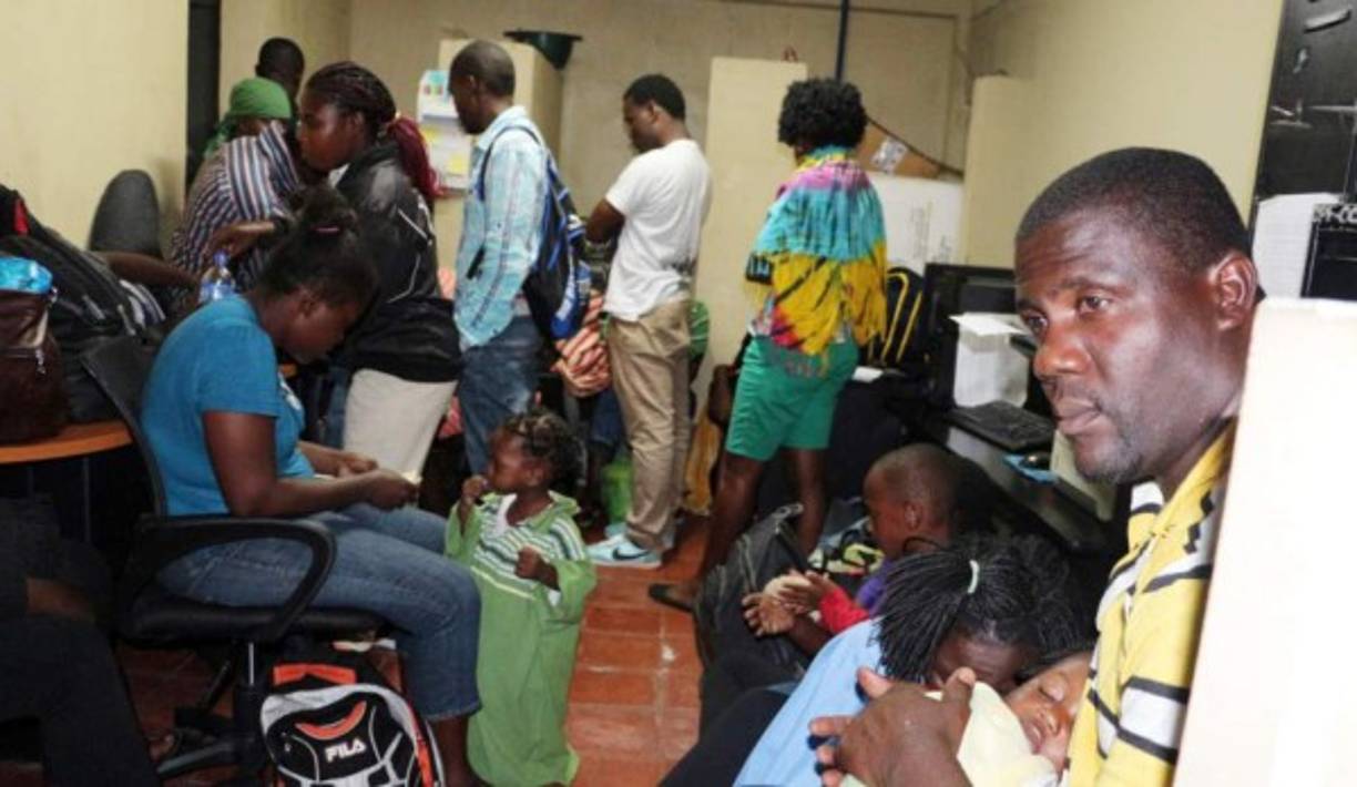 Las autoridades de Guatemala interceptaron a 205 inmigrantes africanos y hondureños en dos operativos, informó hoy una fuente policial. En el primero de ellos, explicó a periodistas el portavoz de la Policía Nacional Civil (PNC), Jorge Aguilar, se localizaron 104 congoleños, entre los que había 36 mujeres y 16 niños, 1 senegalés, 3 originarios de Guinea y uno de Malí, así como 3 personas de nacionalidad hondureña.