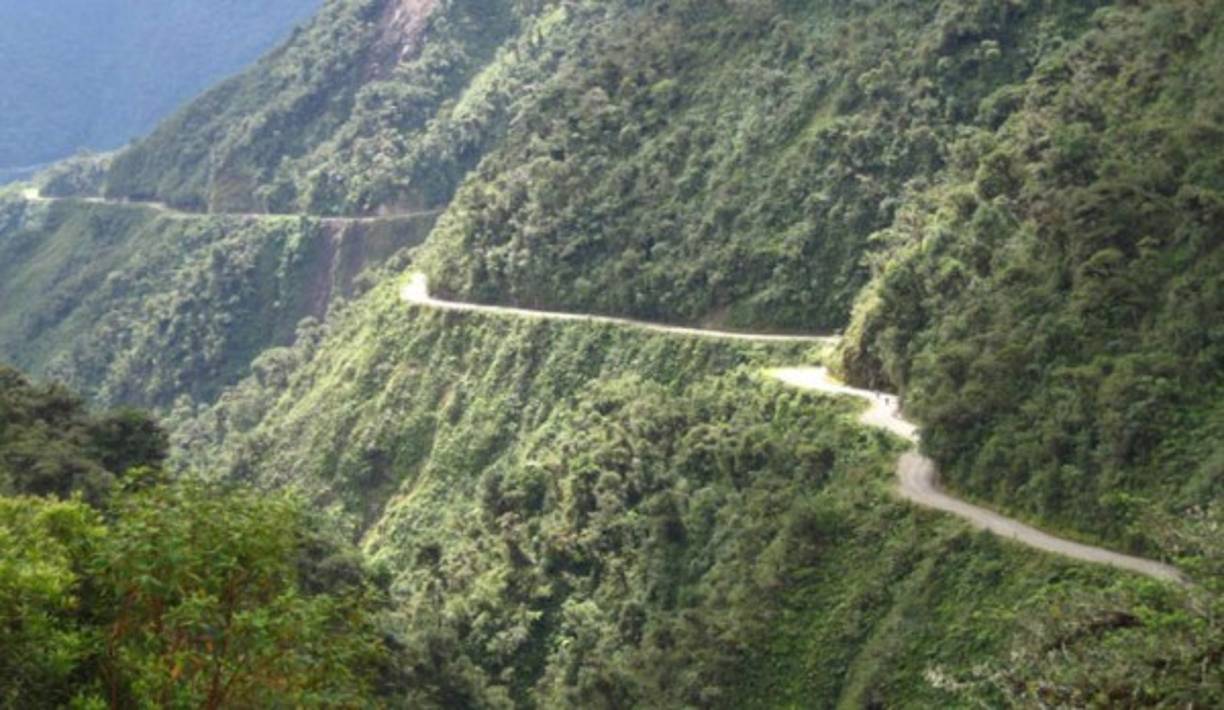 La carretera Yungas se ubica en Bolivia, es también llamada 'la carretera de la muerte'. Tiene una longitud de 80 kilómetros. Foto:www.vuelaviajes.com/america/bolivia/