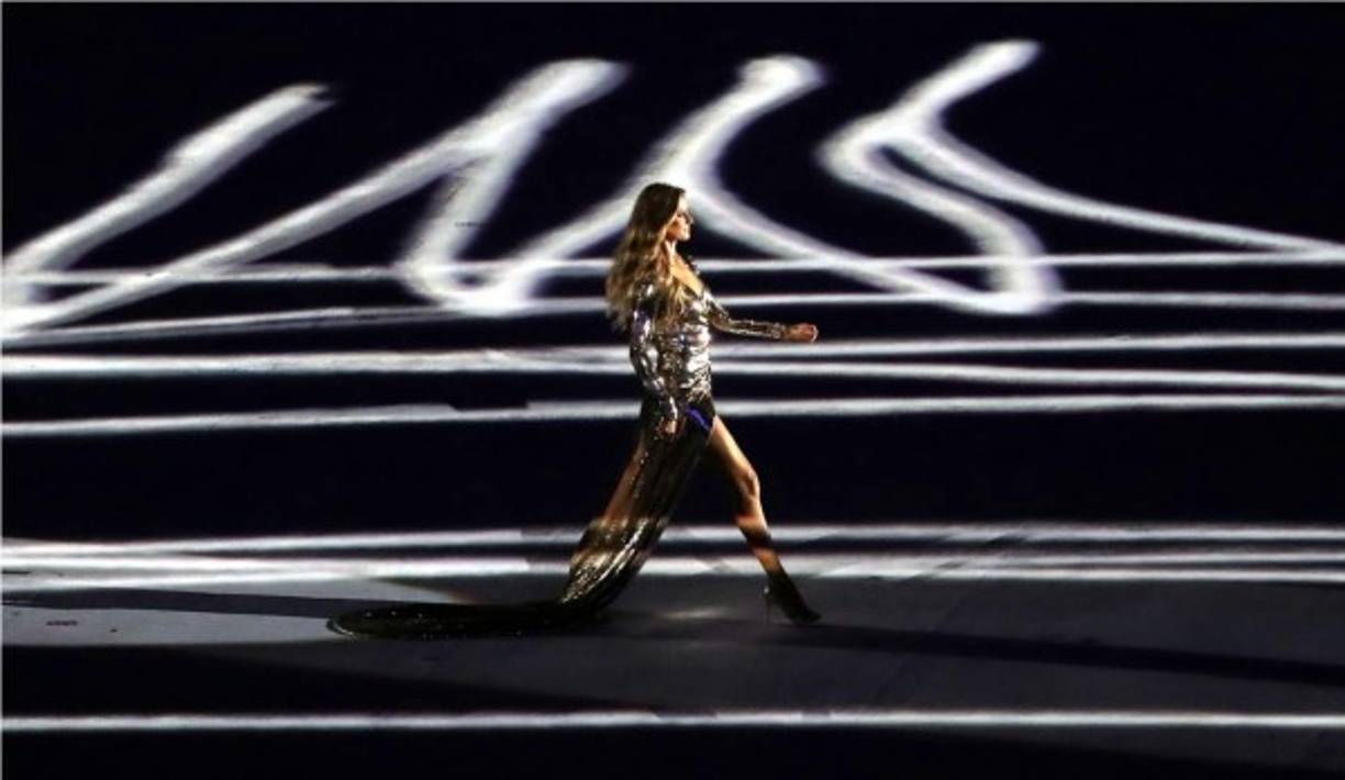 Bündchen aceptó de inmediato la propuesta de la organización de los Juegos, un broche de oro para el final de su carrera, ante más de 70.000 personas en Maracaná y con una audiencia superior a los 3.000 millones de espectadores a través de la televisión, el desfile más visto del mundo.