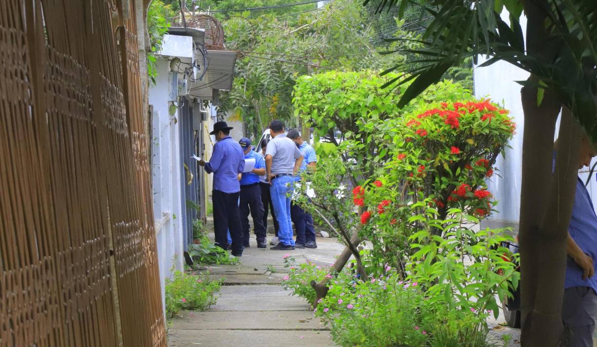 Brenda, de 43 años de edad, fue encontrada muerta en la cocina de una vivienda en la populosa colonia sampedrana. 