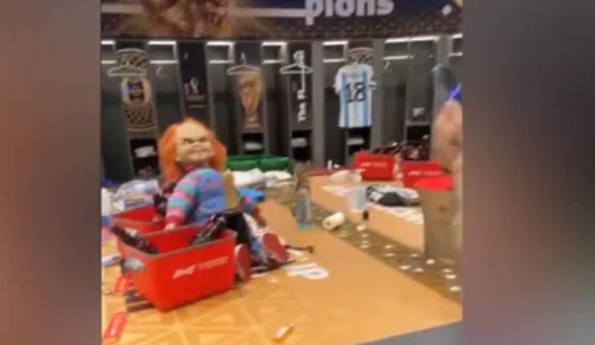 Todo comenzó antes de la conquista de la Copa América 2021 por parte de la selección argentina, cuando apareció un muñequito de Chucky en la utilería del combinado y luego fue llevado como un talismán durante el torneo.