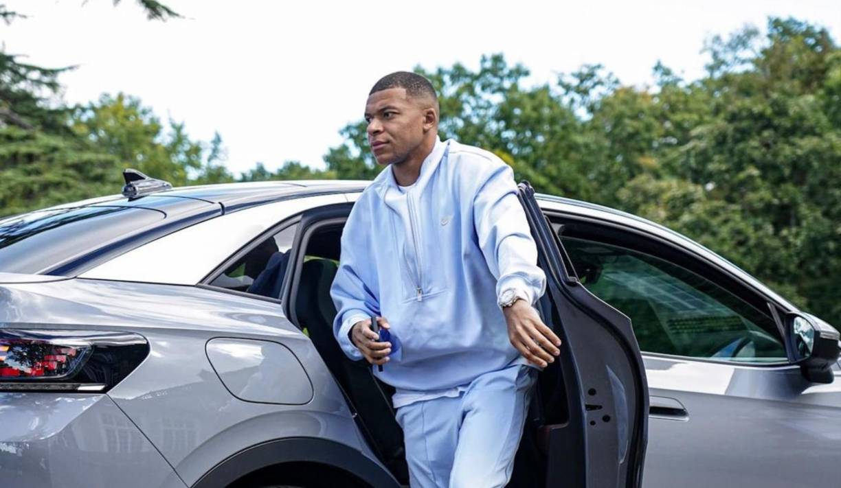 El crack francés Kylian Mbappé decidió comprarse un espectacular vehículo pero para sorpresa de muchos no lo podrá conducir.