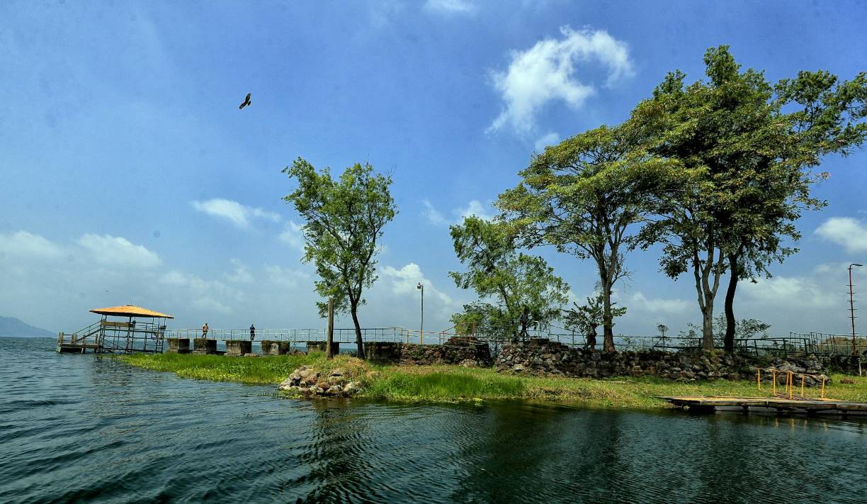 El lago, cuyo origen se atribuye a una erupción volcánica, tiene una profundidad promedio de 16 metros y una variedad de más de 500 especies de aves. Según el enviado de la UE, el lago ha sufrido daños “una parte por el cambio climático y un poco de dejadez colectiva, nada que no se haga en otros lados”.