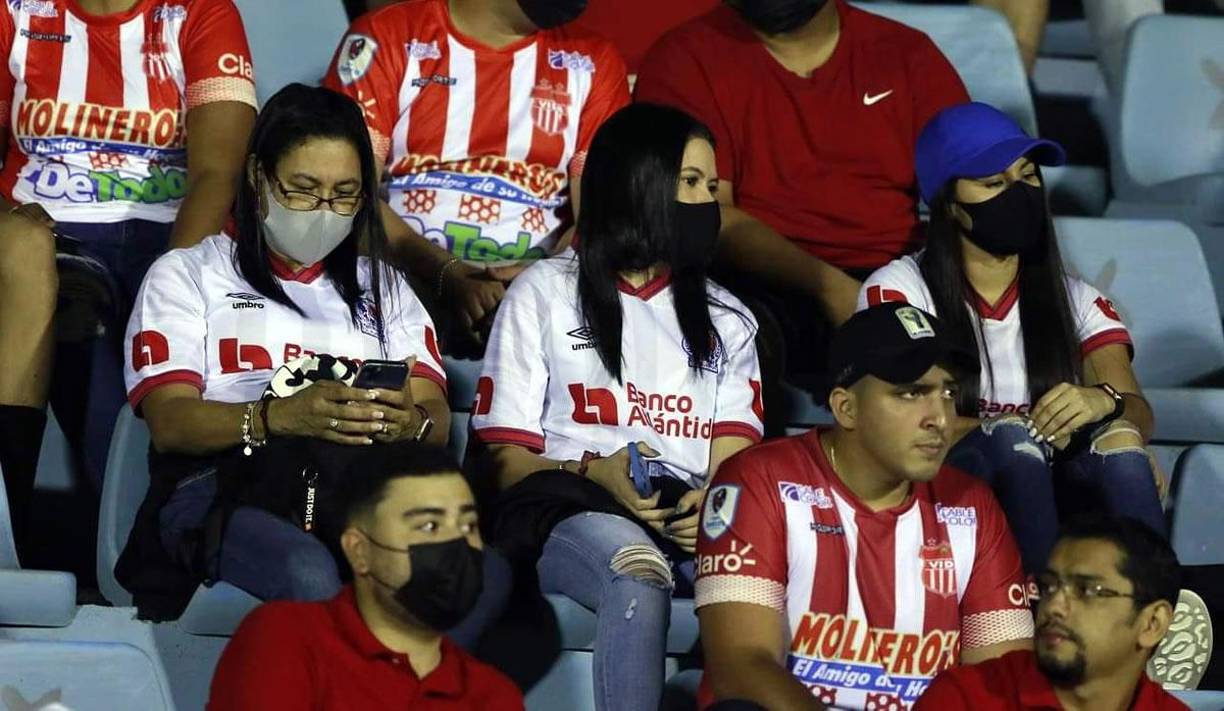 El Olimpia también tuvo el apoyo de sus aficionadas.