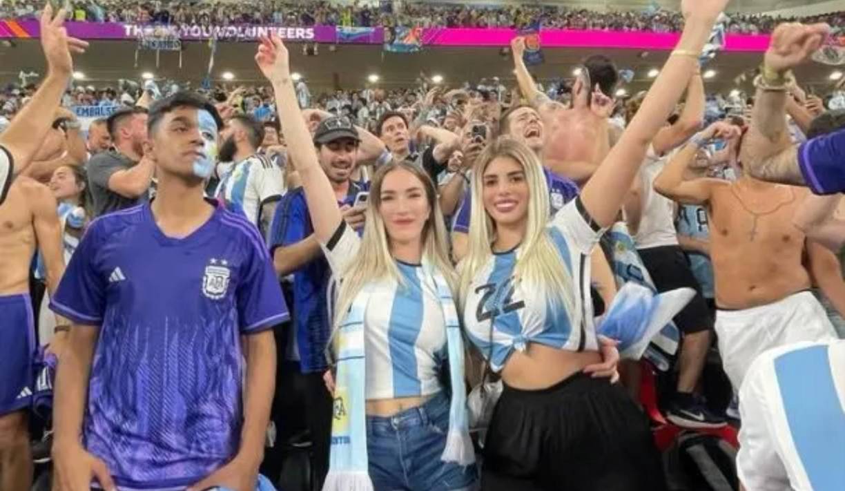 Ambas chicas argentinas desafiaron <b>las leyes de Qatar haciendo topless</b>, algo que tenían más que preparado de antemano.
