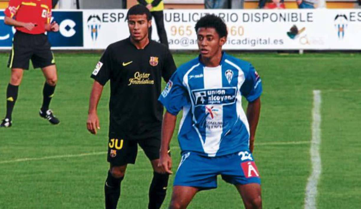  Valencia lo cedió por un año al Alcoyano de la Segunda División de España. Debutó el 3 de septiembre, en la derrota de 1 a 0 contra Las Palmas en el Estadio de Gran Canaria. Su primer gol lo anotó el 1 de octubre contra Cartagena, en la victoria alcoyana de 2 a 1.