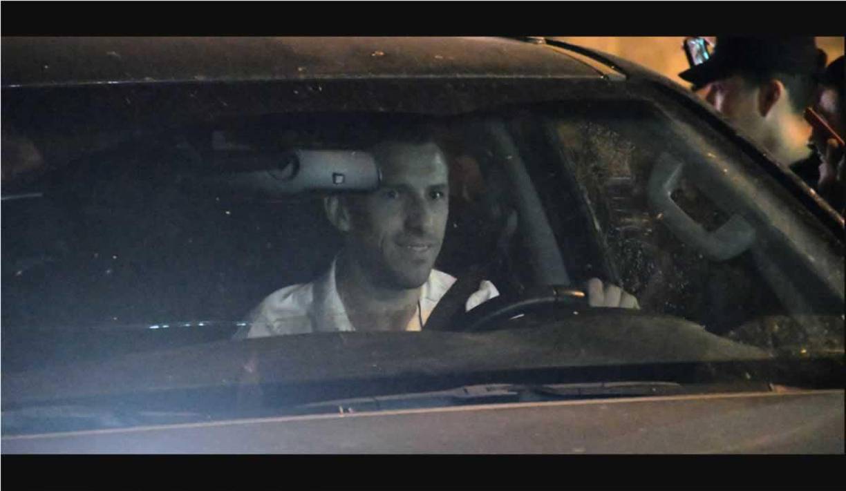Maxi Rodriguez y su señora en el arribo a la fiesta organizada por Lionel Messi.
