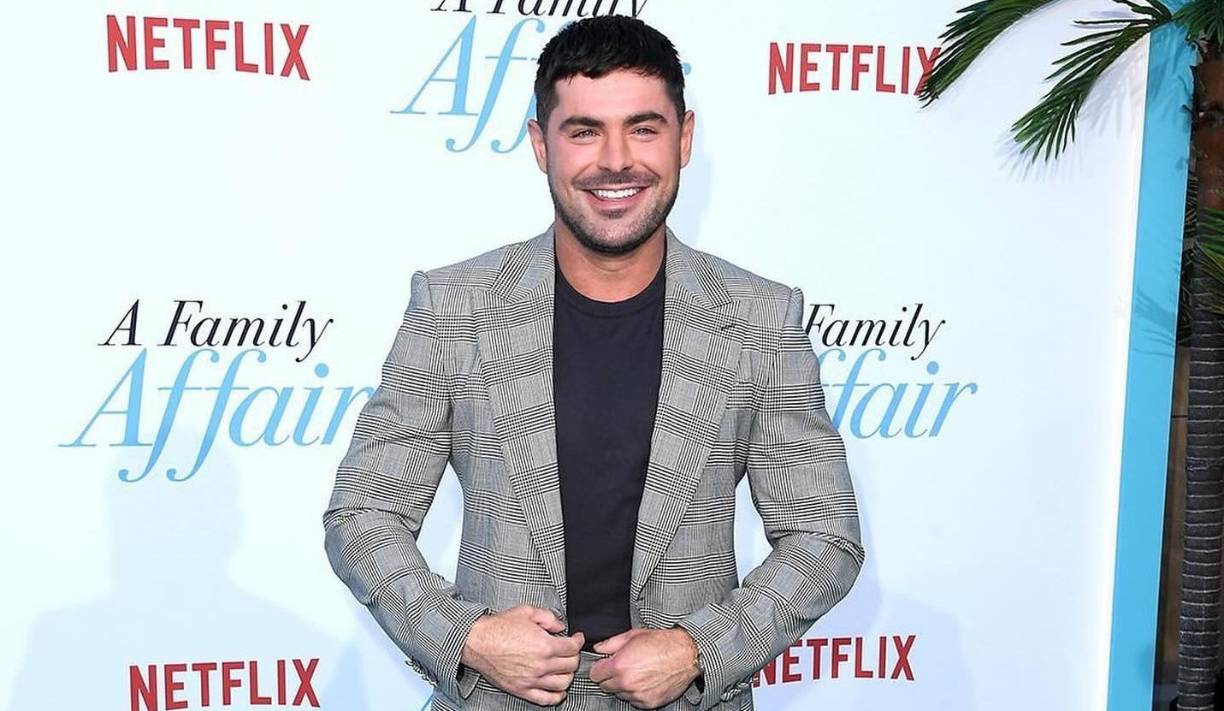 En “A Family Affair”, el actor hace un guiño a este incidente que le ocurrió en la vida real. Efron interpreta a Chris Cole, una estrella de cine vanidosa, y en una escena de la película le cuenta a Brook Harwood, interpretada por Kidman, Cole le cuenta que tuvo una operación de mentón tras una caída: “Aunque me operaron. Me caí en el set y se rompieron algunos vidrios”. El personaje cuenta esto mientras muestra una cicatriz en la barbilla, una clara referencia a su propia experiencia.