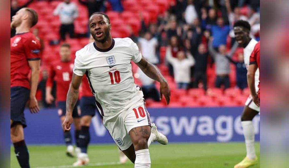 Sterling destaca en la zona ofensiva de la selección de Inglaterra y es uno de los jugadores que Xavi le ha pedido a la directiva del Barcelona. El delantero no tiene una buena relación con Pep Guardiola en Manchester City.