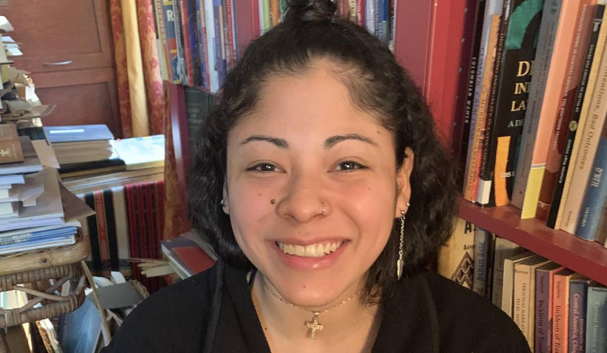 Sophia Negroponte fue una de los cinco niños hondureños abandonados o huérfanos que John Negroponte y su esposa adoptaron después de que Negroponte fuera nombrado embajador de Estados Unidos en el país centroamericano en la década de 1980, según The Washington Post.