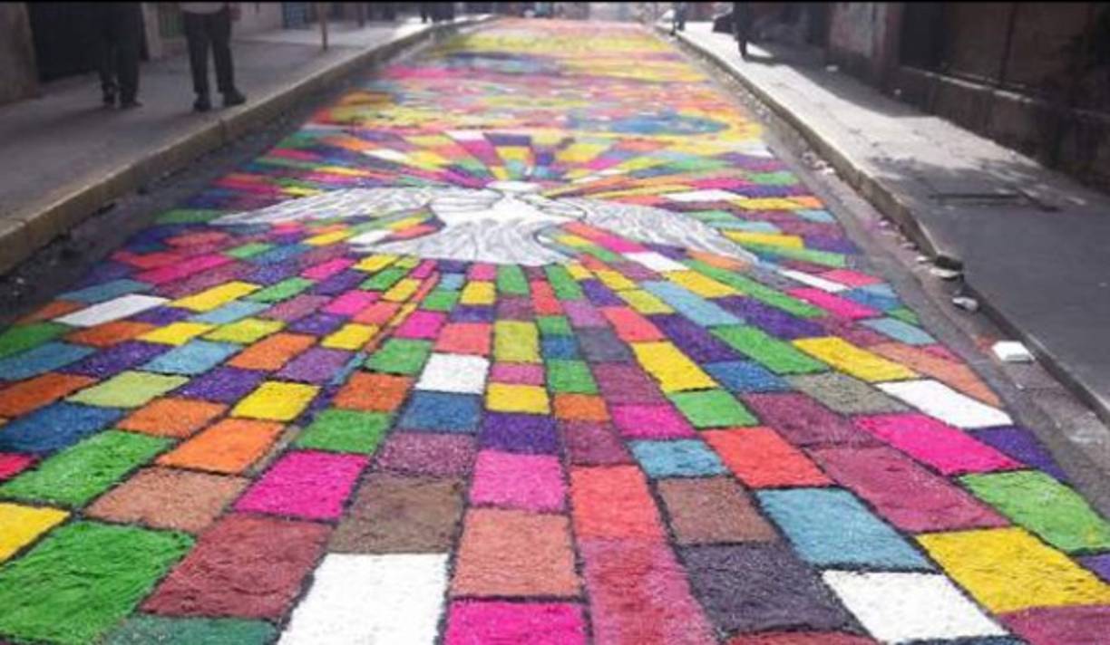 Alfombra de aserrín en la avenida Cervantes, en el casco histórico de Tegucigalpa.