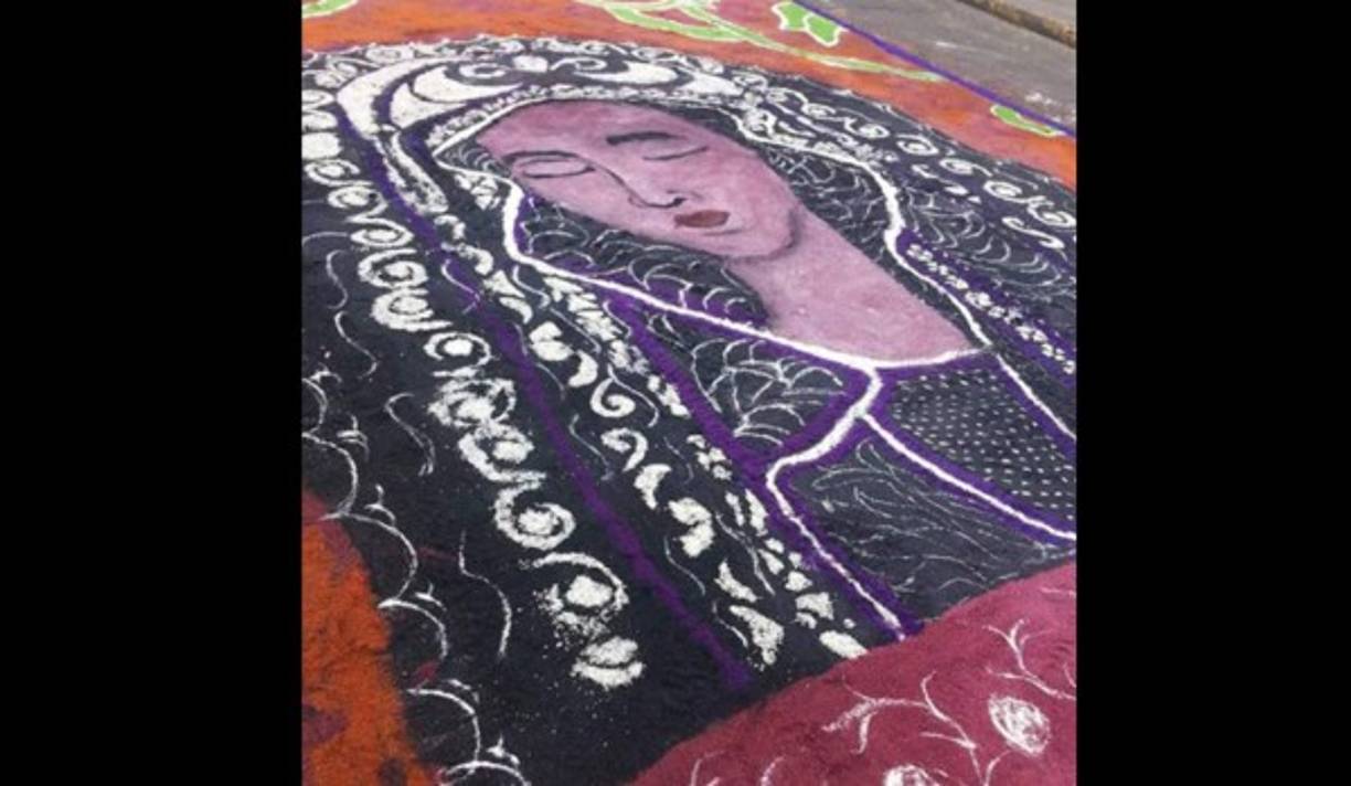 Alfombra de aserrín en la avenida Cervantes, en el casco histórico de Tegucigalpa.