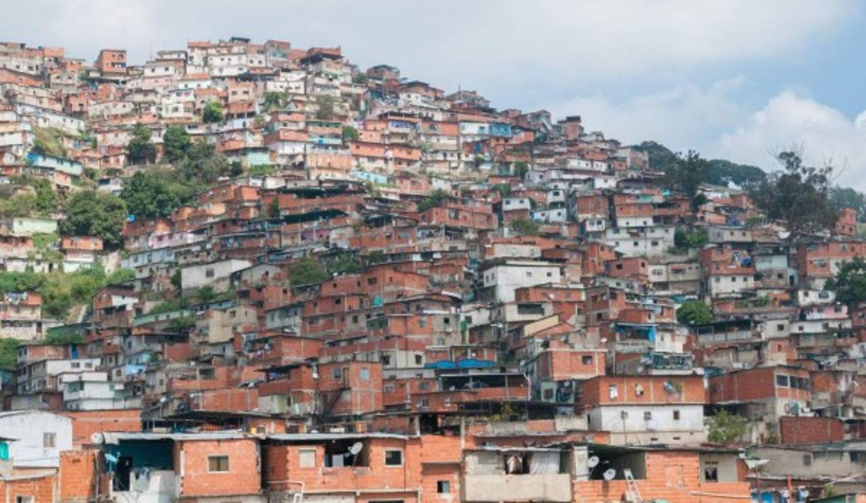 Petare junto al resto del Municipio Sucre cuentan con una población de 799,237 habitantes. Está enclavada dentro del área metropolitana de Caracas. Es considerado el barrio o favela más extensa de América Latina y el más pobre y peligroso del continente. <br/><br/>Foto: Google, etiquetada para reutilización.