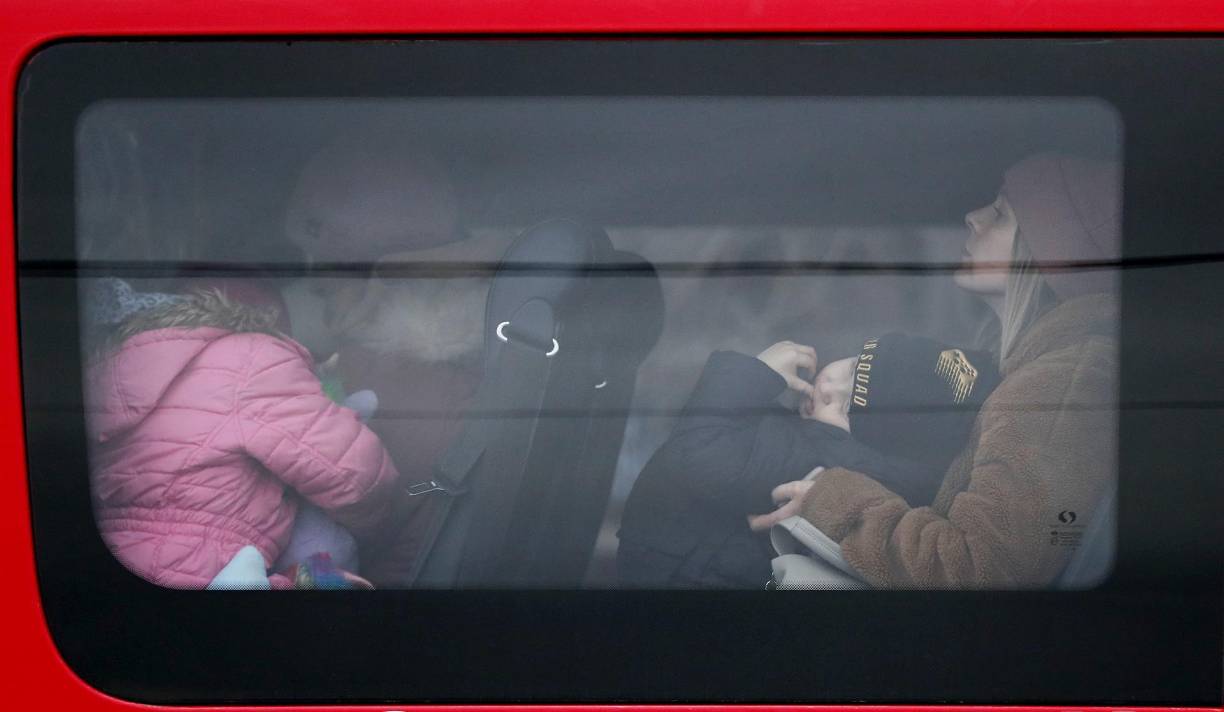 Todos los países vecinos mantuvieron hasta el momento sus fronteras abiertas a los refugiados que huyen de Ucrania, de los cuales hay un cierto número que ha ido a Rusia, subrayó Mantoo. 