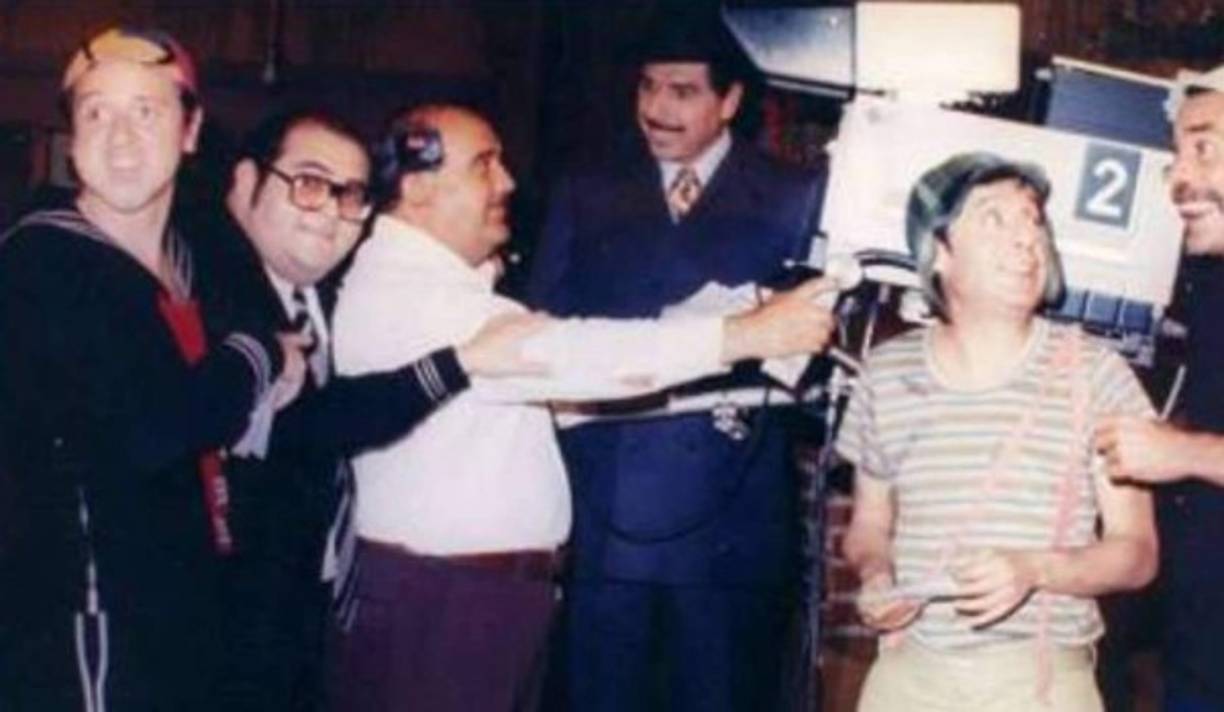 Una foto detrás de cámara en la vecindad.