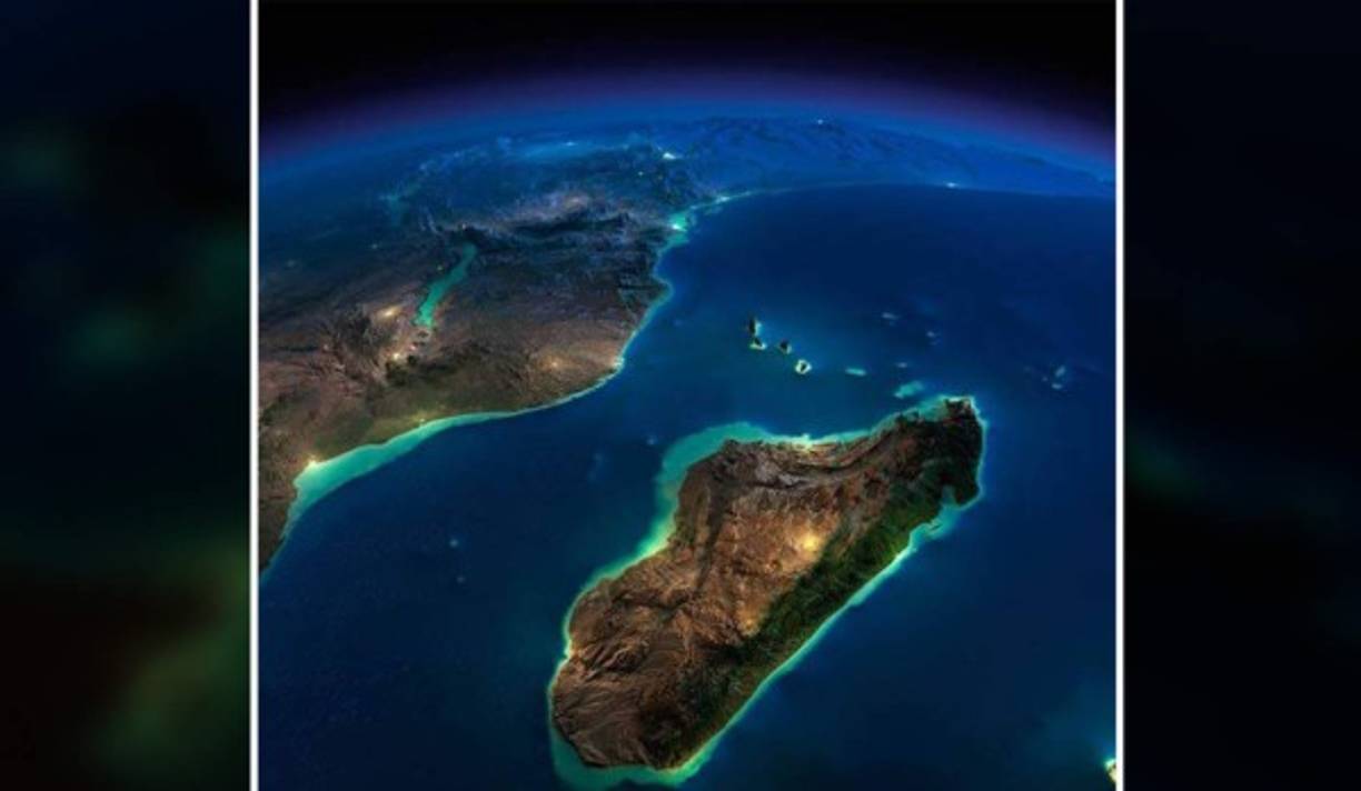 Madagascar con la costa este de África.