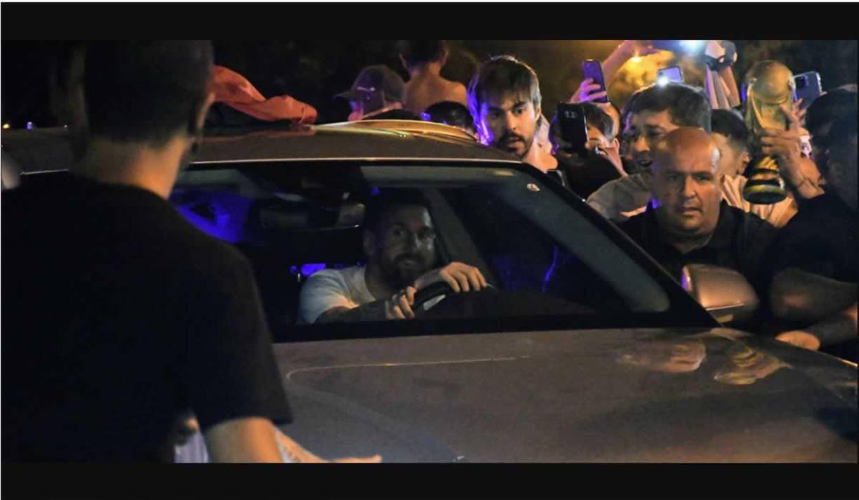 La sonrisa de Messi al ver la cantidad de aficionados que se congregaron afuera del lugar de la fiesta.
