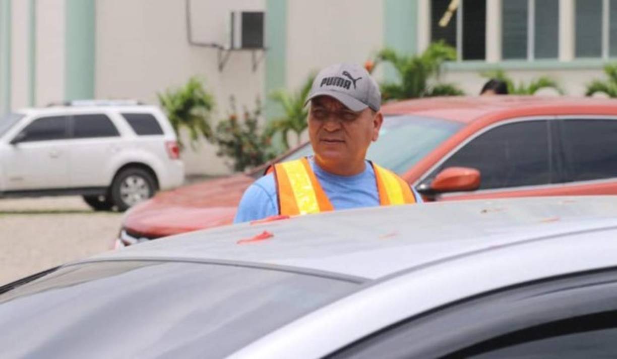 El entrenador Carlos Tábora ha sorprendido este domingo al ser captado en una nueva faceta luego de haber sido destitutido de la direccción técnica de la Sub-20 de Honduras tras el fracaso en el Mundial de Polonia. Fotos Jefry Ayala.