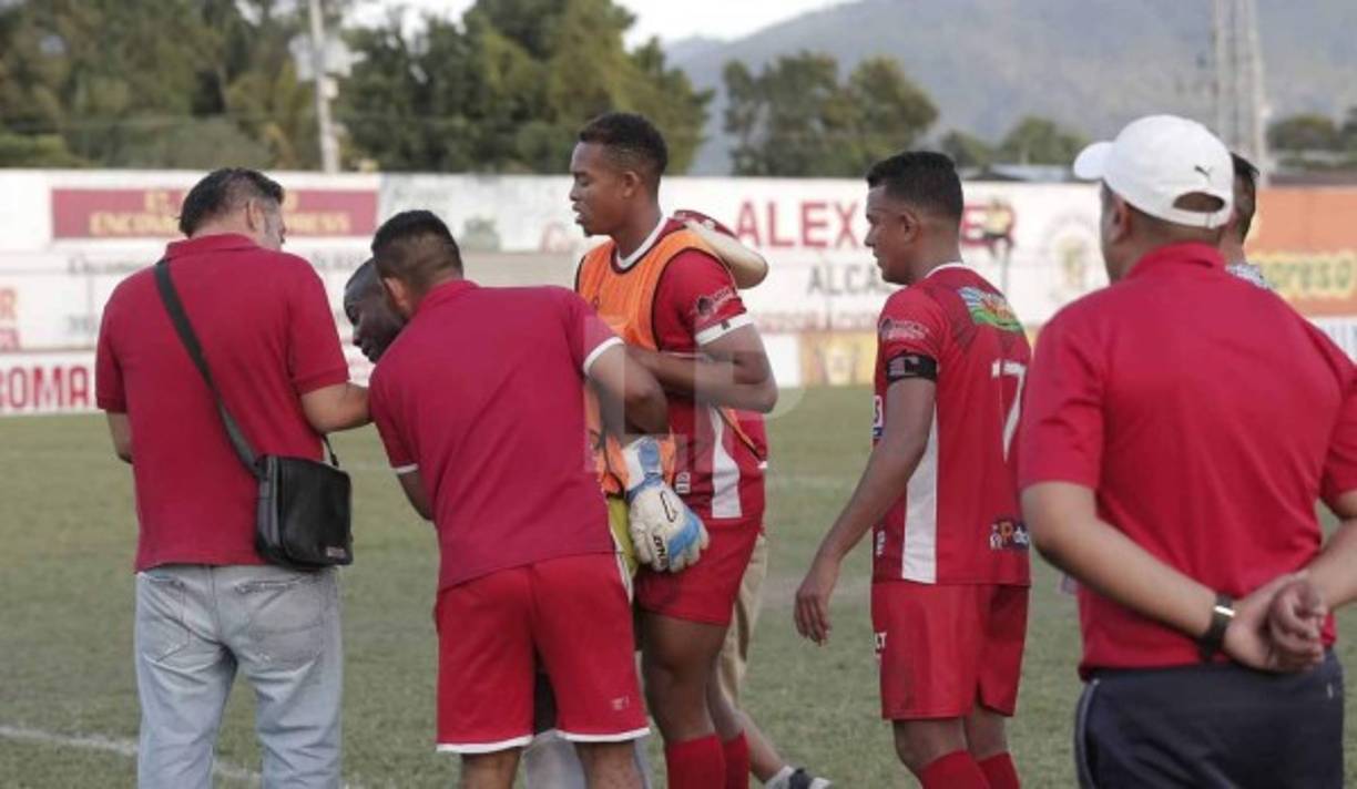 Directivos de la Real Sociedad también tuvieron que intervenir para controlar a un descontrolado William Robledo.