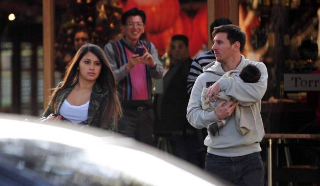 Thiago nació el 2 de noviembre de 2012. Esta es una de las primeras imágenes que se conocieron del primer hijo de Lionel y Antonella. Fue en Barcelona el 10 de diciembre de ese año (Foto Grosby Group).