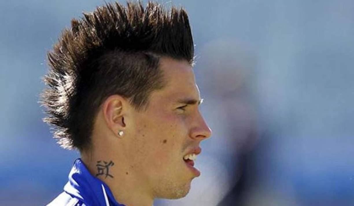 Marek Hamšík. Su peinado casi lo convierte en un erizo.