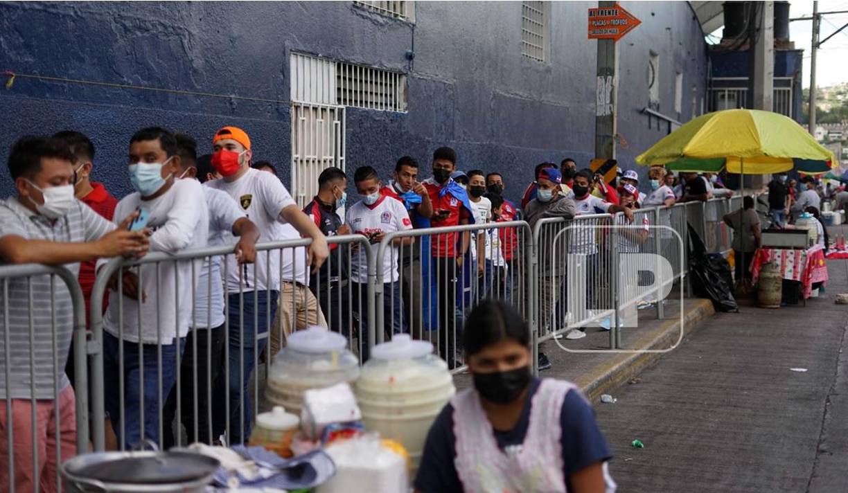 Las grandes filas han comenzado en las afueras del estadio Nacional.