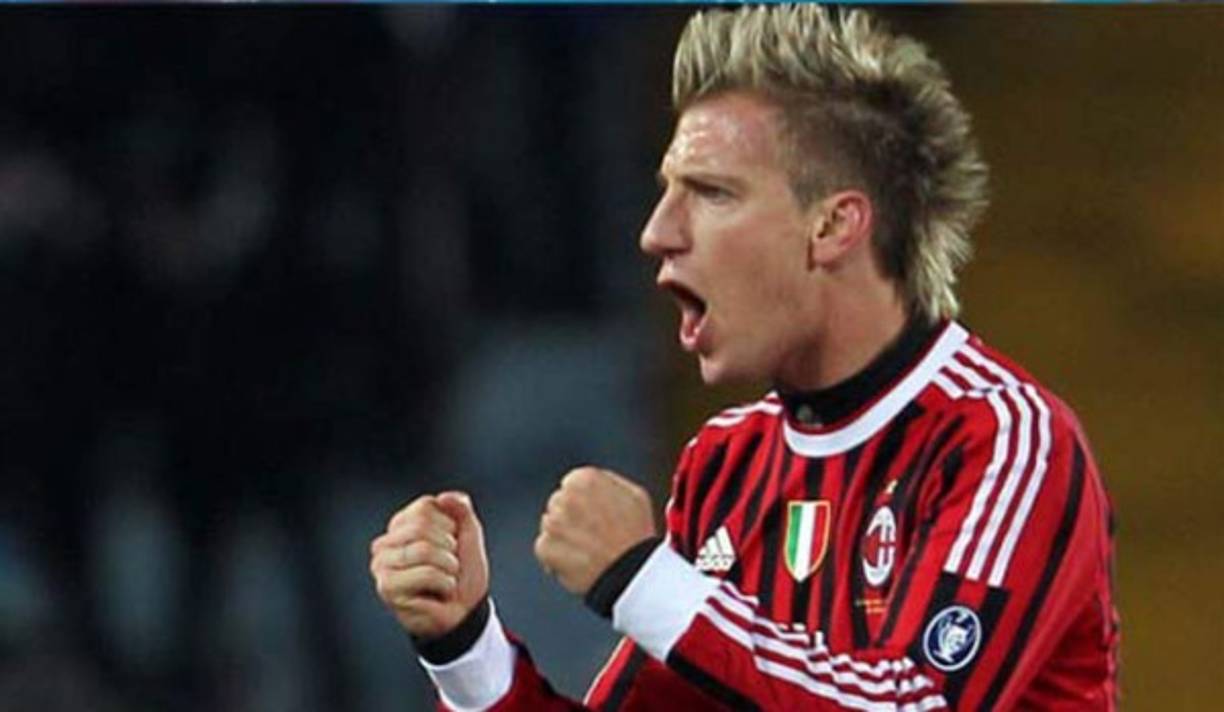 Maxi López. En su época milanista se preocupó más de parecer un Super Sayanin que de marcar un gol (de hecho solo marco uno).