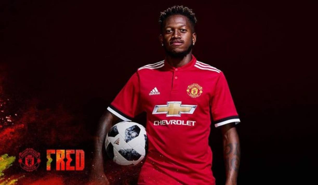El Manchester United hizo oficial el fichaje del jugador brasileño Fred, de 25 años. El centrocampista llega procedente del Shakhtar Donetsk y firma para las próximas 5 temporadas con opción a otra más. El equipo dirigido por Mourinho habría cerrado el traspaso por unos 52 millones de euros.