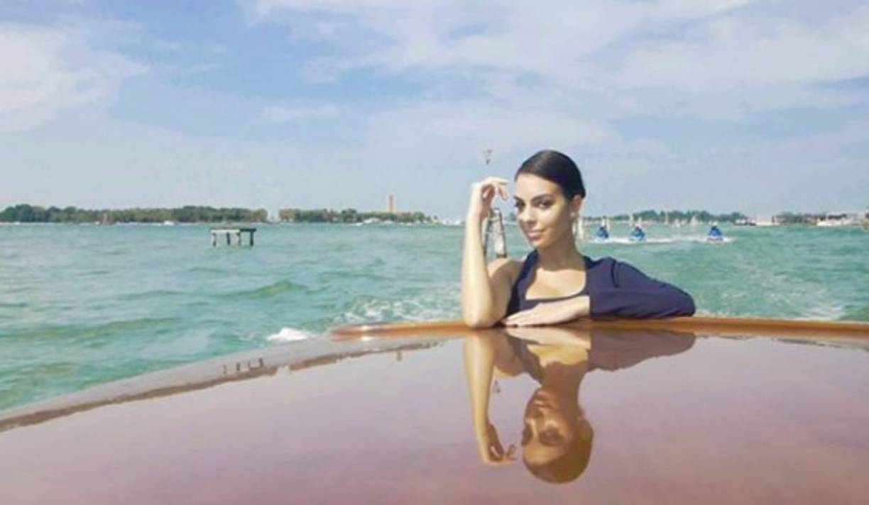 De la mano de la firma Twinset, patrocinadora de la modelo, Georgina recorrió el canal de Venecia como una de las grandes protagonistas del festival que reunió a varias estrellas del cine, la televisión y el modelaje.