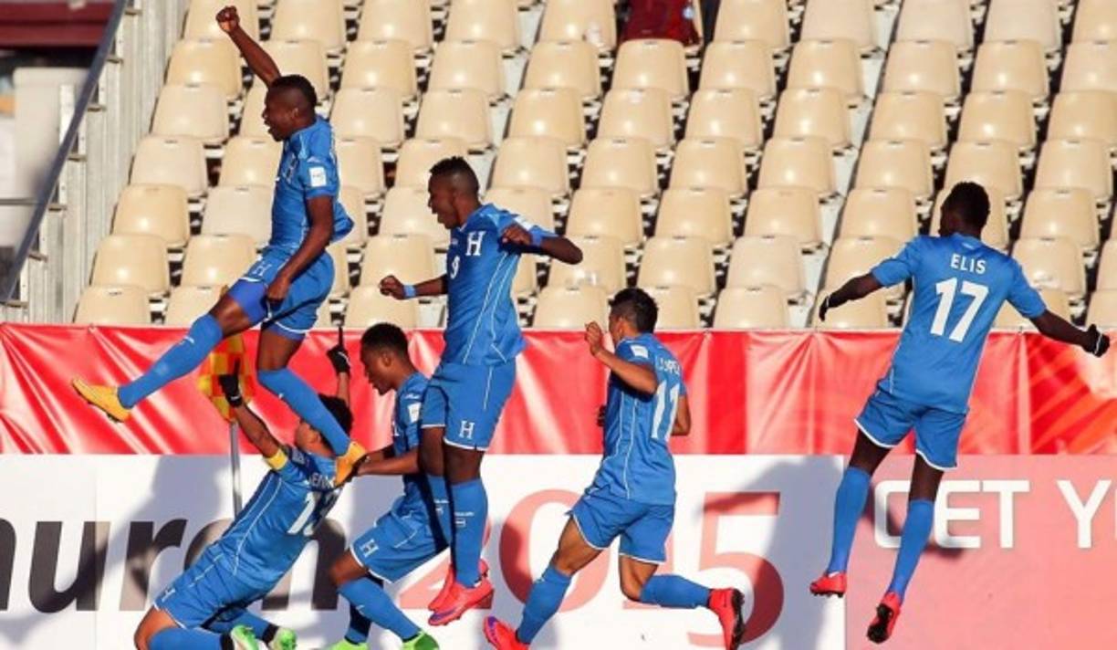 Jhow Benavídez y sus compañeros celebran la apertura del marcador.