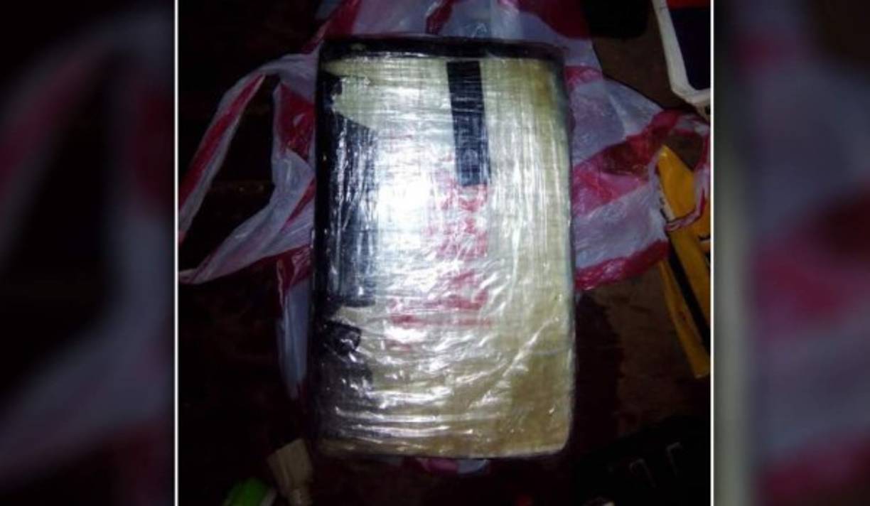 Un kilo de supuesta cocaína.