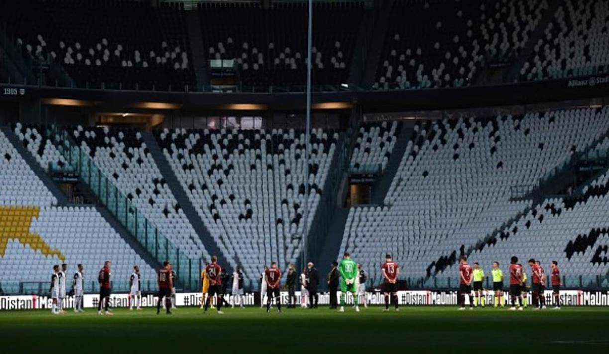 Los jugadores de la Juventus y AC Milan guardaron un emotivo minuto de silencio en honor a las víctimas del coronavirus en Italia.